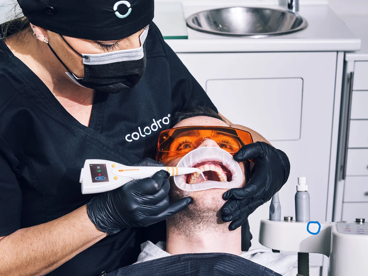 Sonda periodontal digital durante una revisión de encías